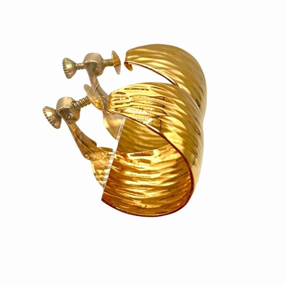 VINTAGE NAPIER GOLD TONE TEXTURED WIDE HOOP CLIP SCREW ON EARRINGS - Picture 3 of 5